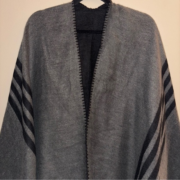 BB Dakota Women’s Reversible Grey and Black Stripped Shawl - One Size - Picture 8 of 10